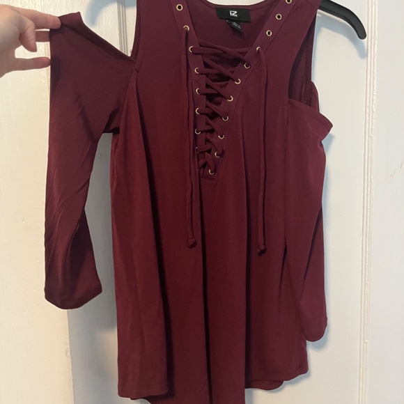 Cold-shoulder Lace Up Blouse - Picture 3 of 3